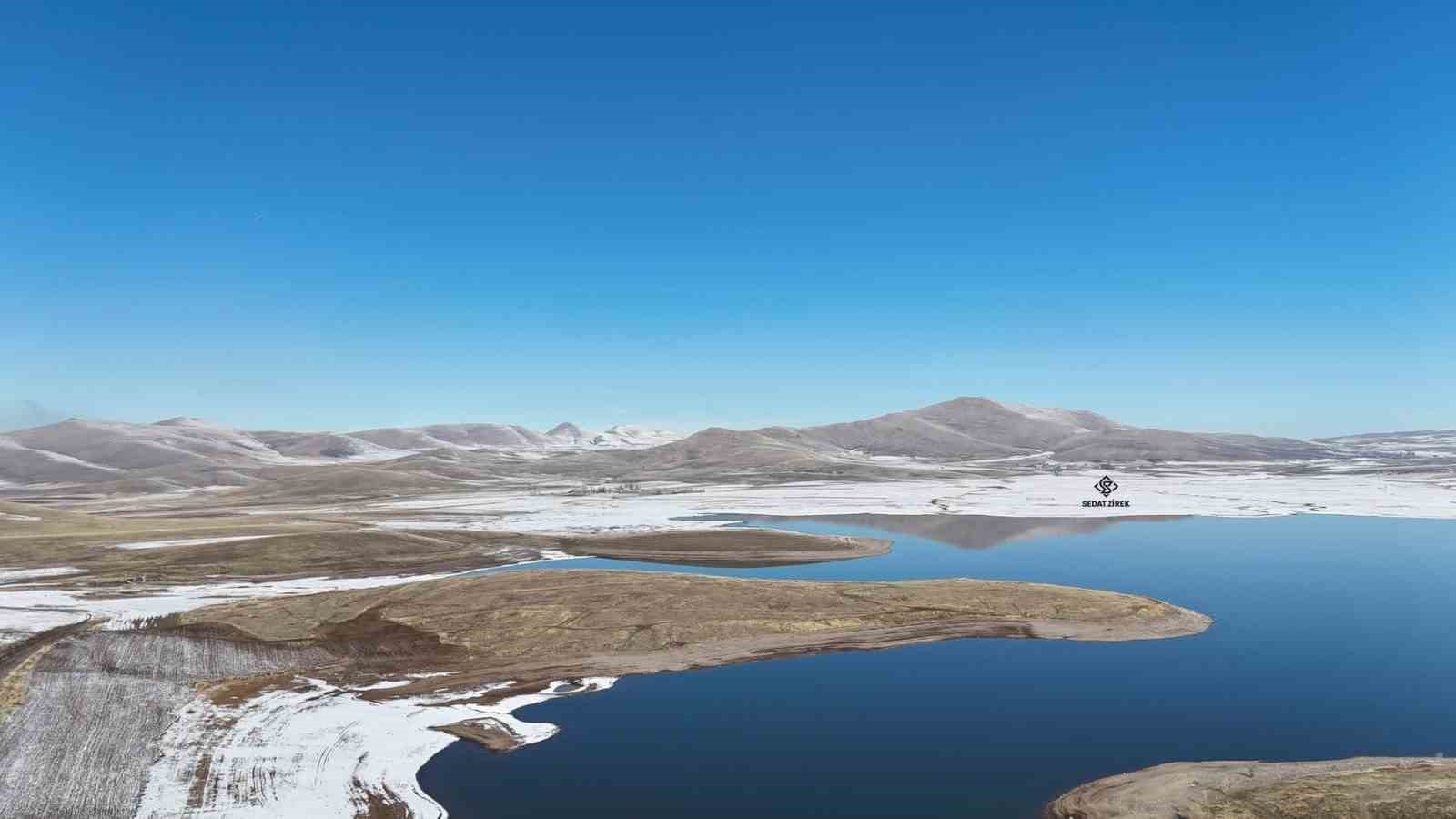Patnos barajında kış güzelliği; Mavi ve beyazın buluşması
