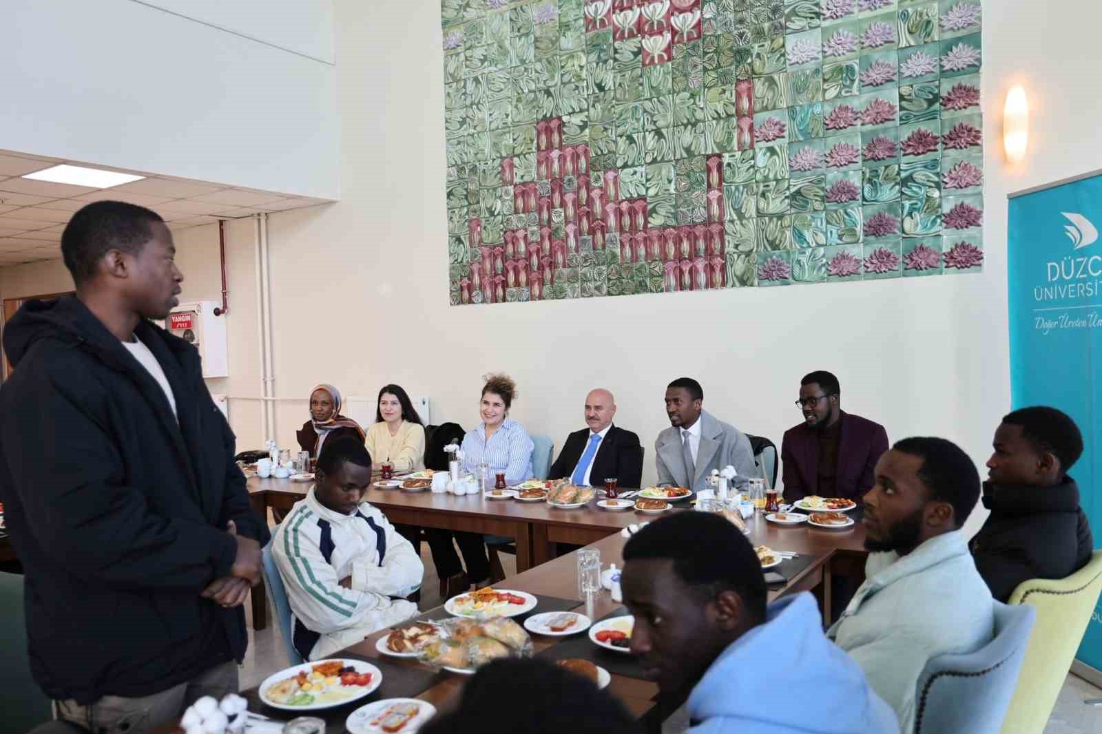 Rektör Sözbir Ruandalı öğrencilerle buluştu
