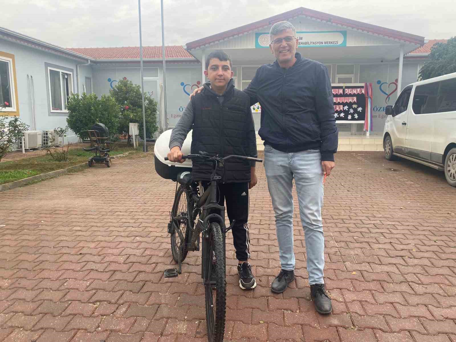 16 yaşındaki özel çocuk Bayram Efe müzik sevgisini bisikletine taşıdı
