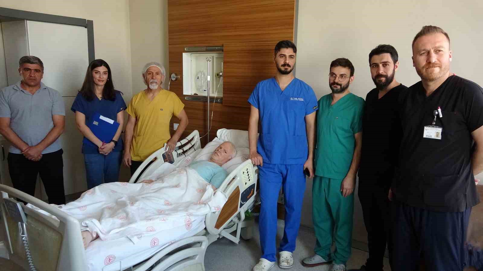 Van’da ölümcül damar yırtığı 15 kişilik ekip tarafından ameliyat edildi
