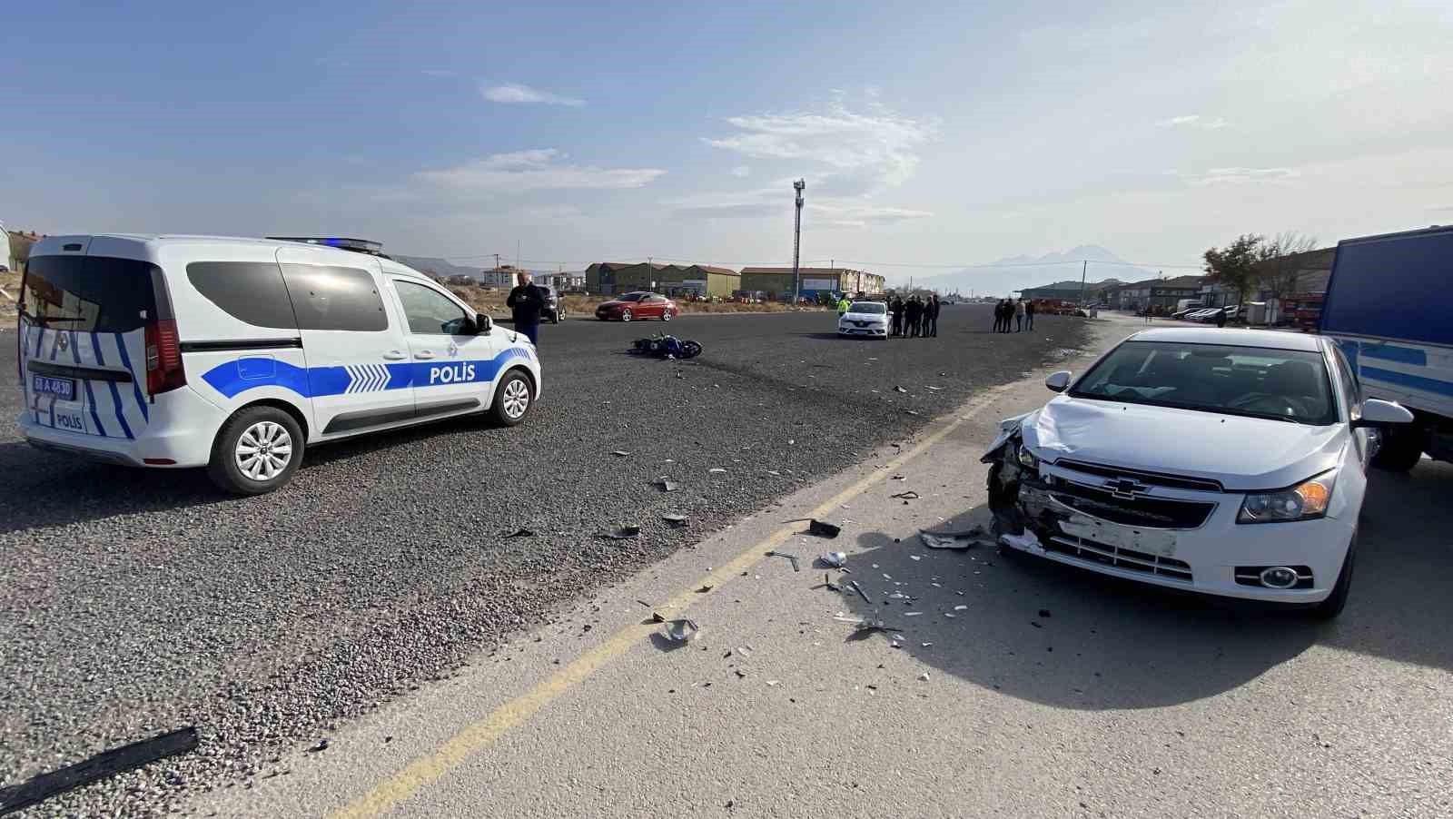 Otomobille çarpışan motosikletli yaralandı
