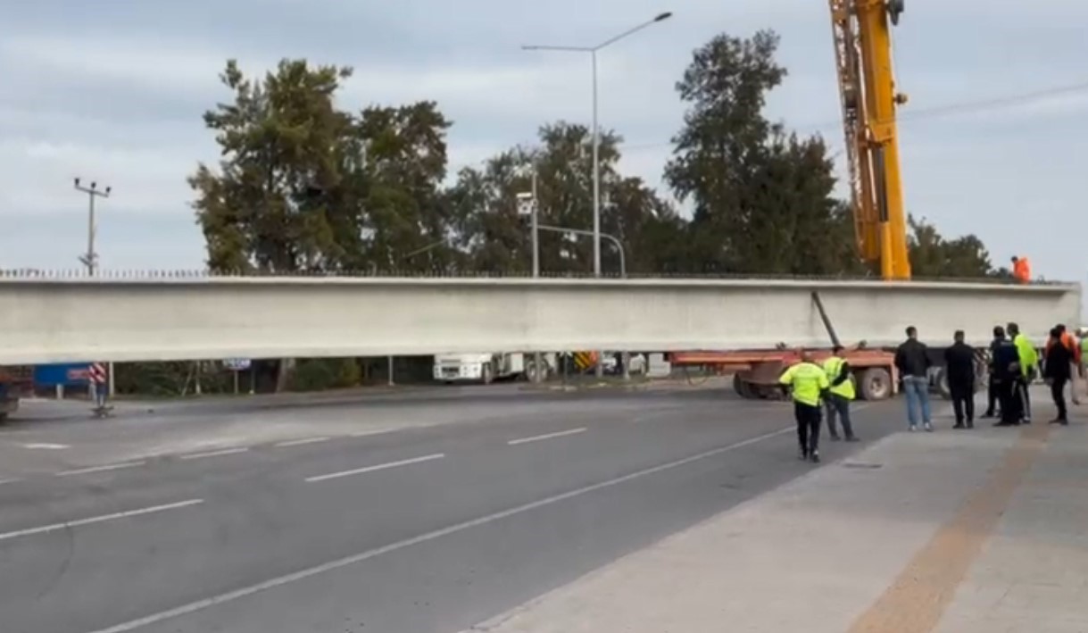 Tonlarca ağırlıktaki beton blok taşıyan tırın tekeri koptu
