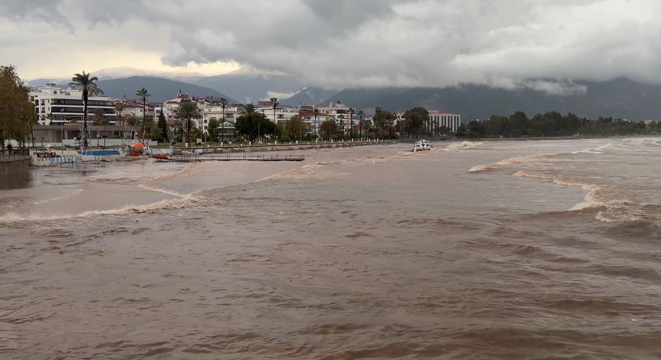Finike’de fırtına sebebiyle tekne kıyıya sürüklendi, denizin rengi çamura döndü
