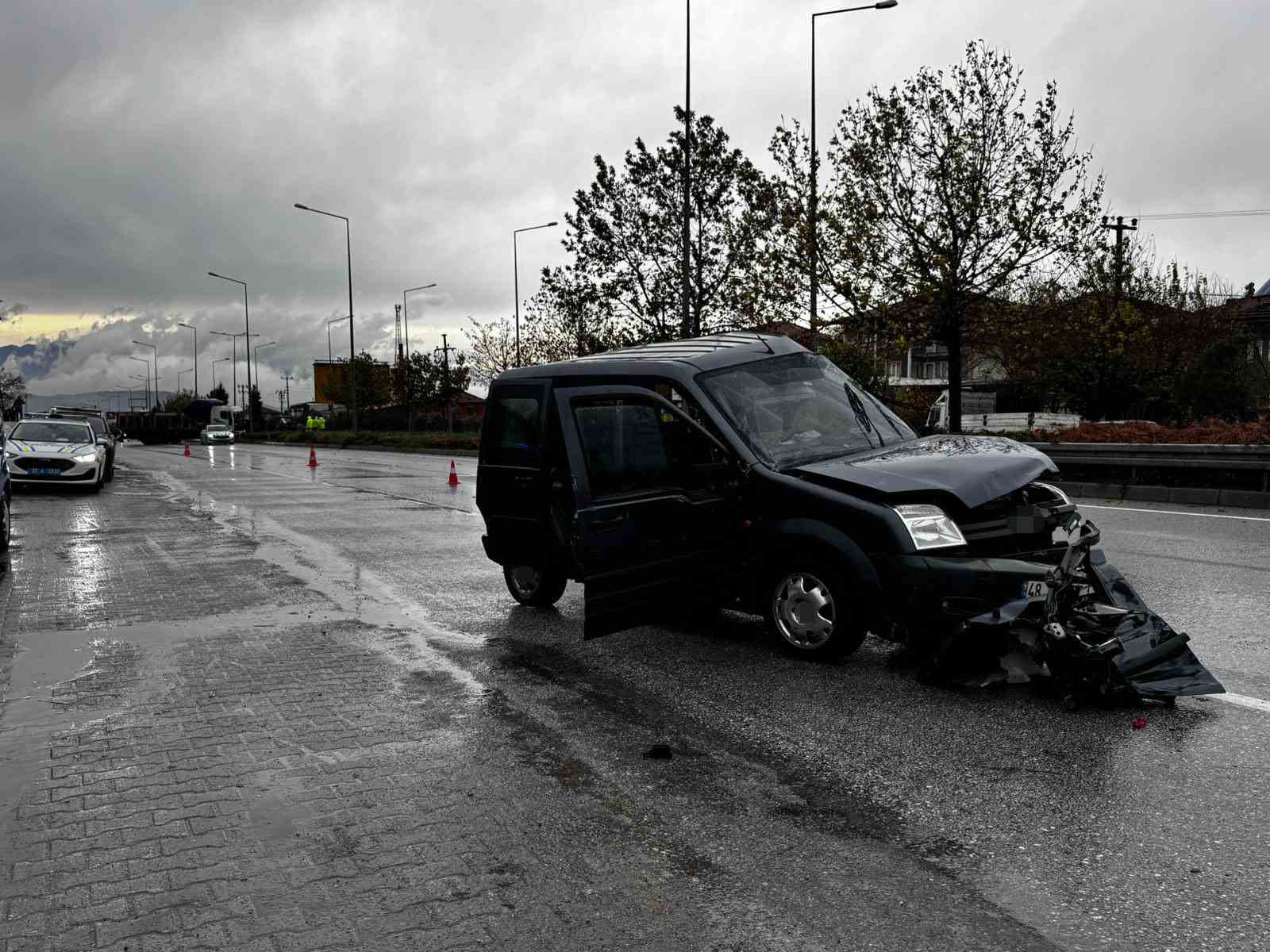 Kamyonun çarptığı hafif ticari araç 50 metre savruldu: 1 ölü, 2 yaralı
