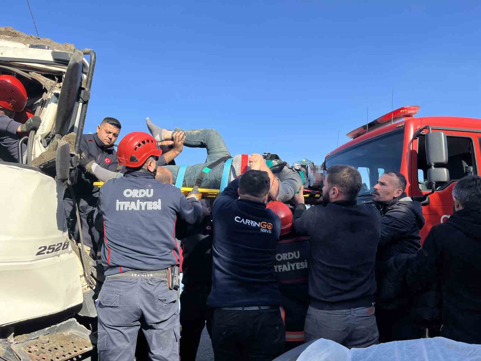 Ordu’da tır ile kamyon çarpıştı: Araçta sıkışan kamyon sürücüsü kurtarıldı