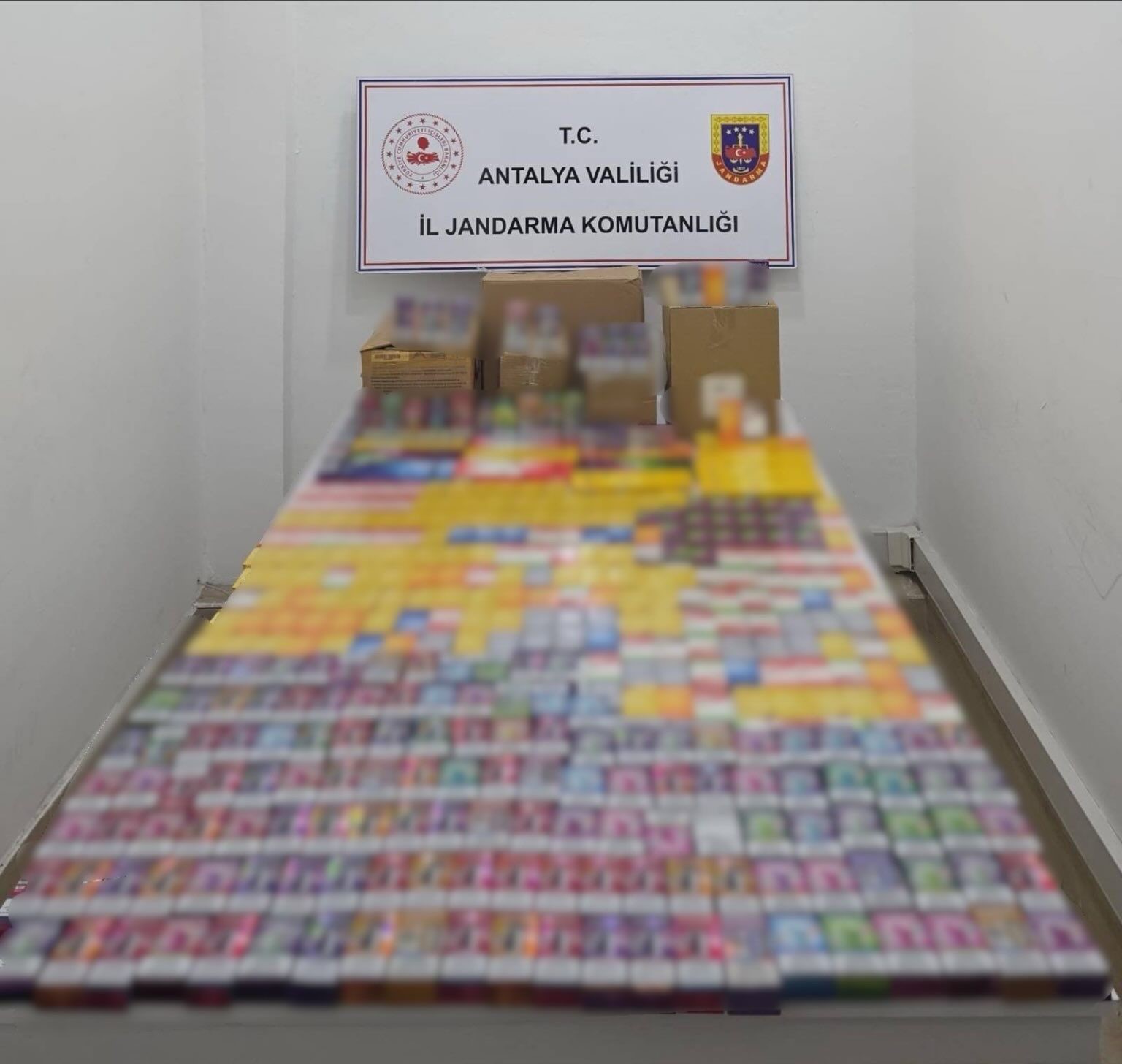 Antalya’da kaçak bin 660 adet elektronik sigara ve 7 bin 500 paket sigara ele geçirildi