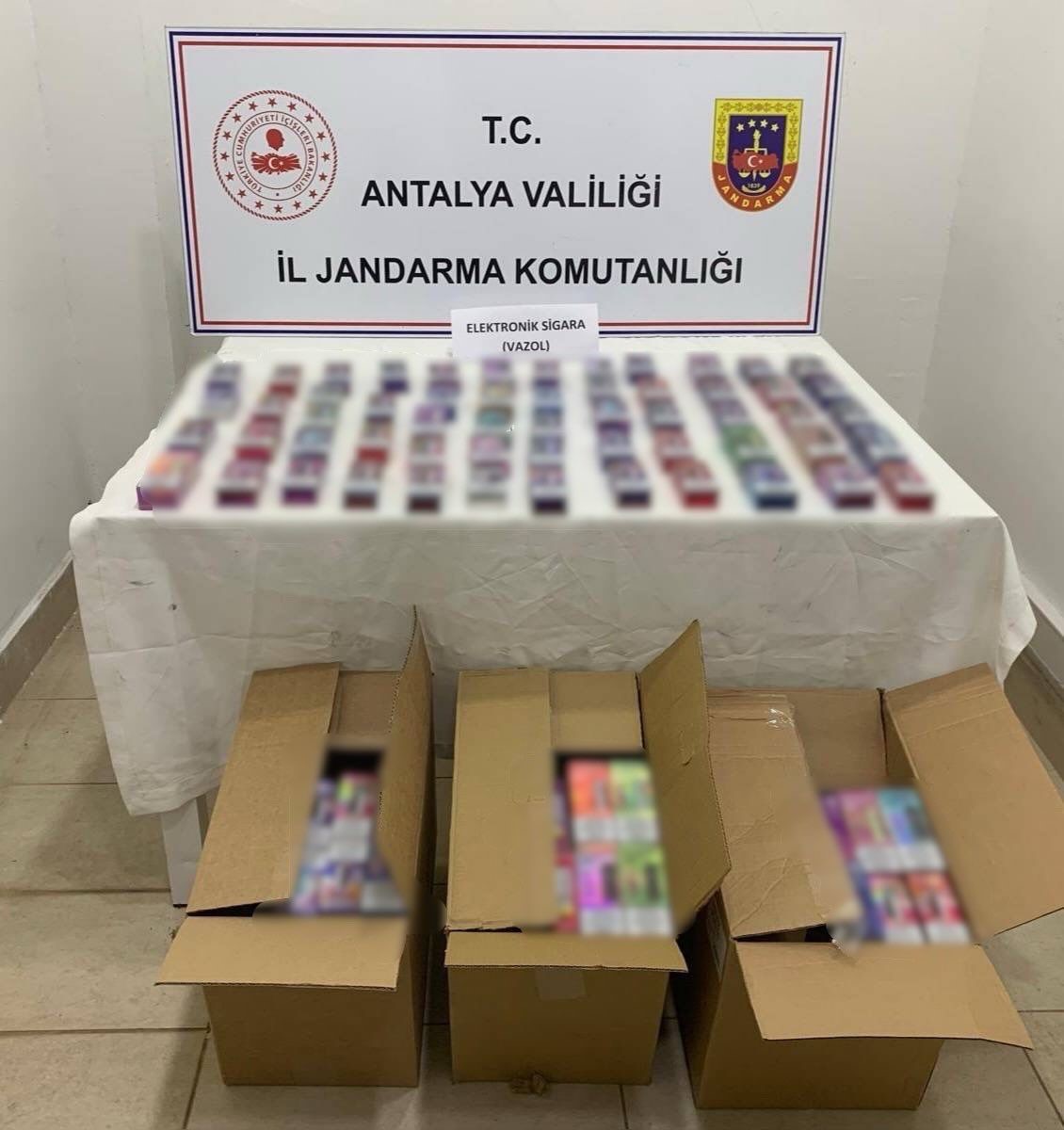Antalya’da kaçak bin 660 adet elektronik sigara ve 7 bin 500 paket sigara ele geçirildi

