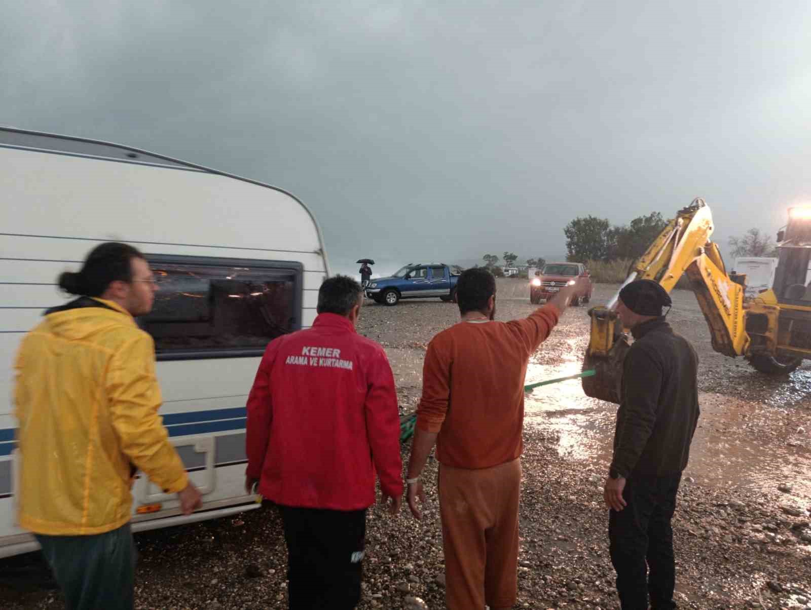 Karavanla denize sürüklenen Rus turistler kurtarıldı