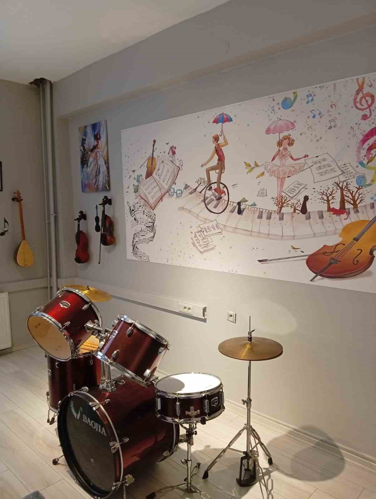 Vefalı eş, hayatını kaybeden kocasının anısına kütüphane ve müzik atölyesi kurdu
