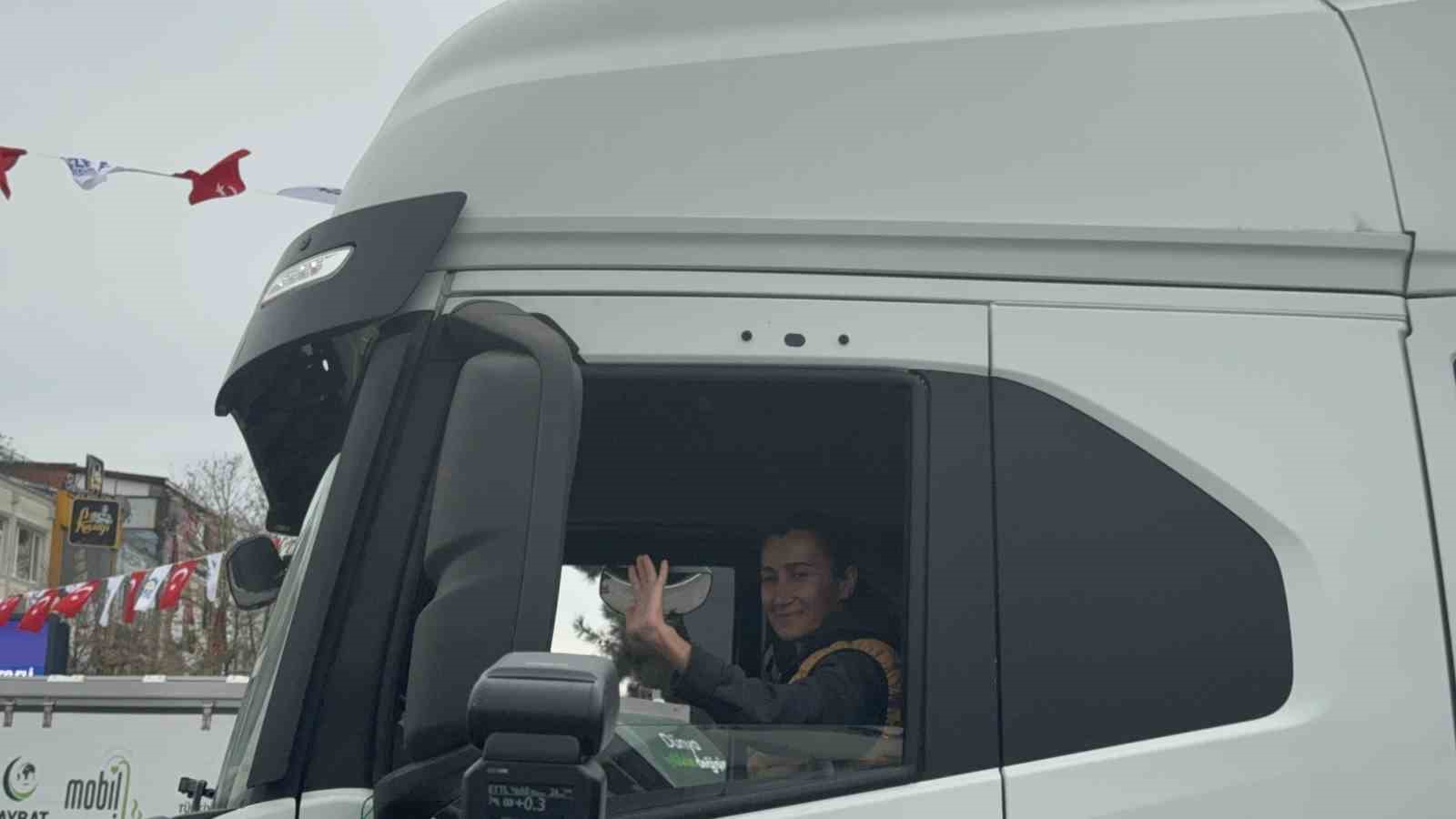 Yardım konvoyuna "kadın eli" değdi
