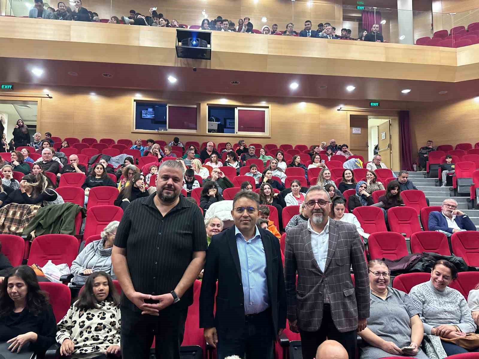 Otizmli bireylerin sahne performansı ayakta alkışlandı
