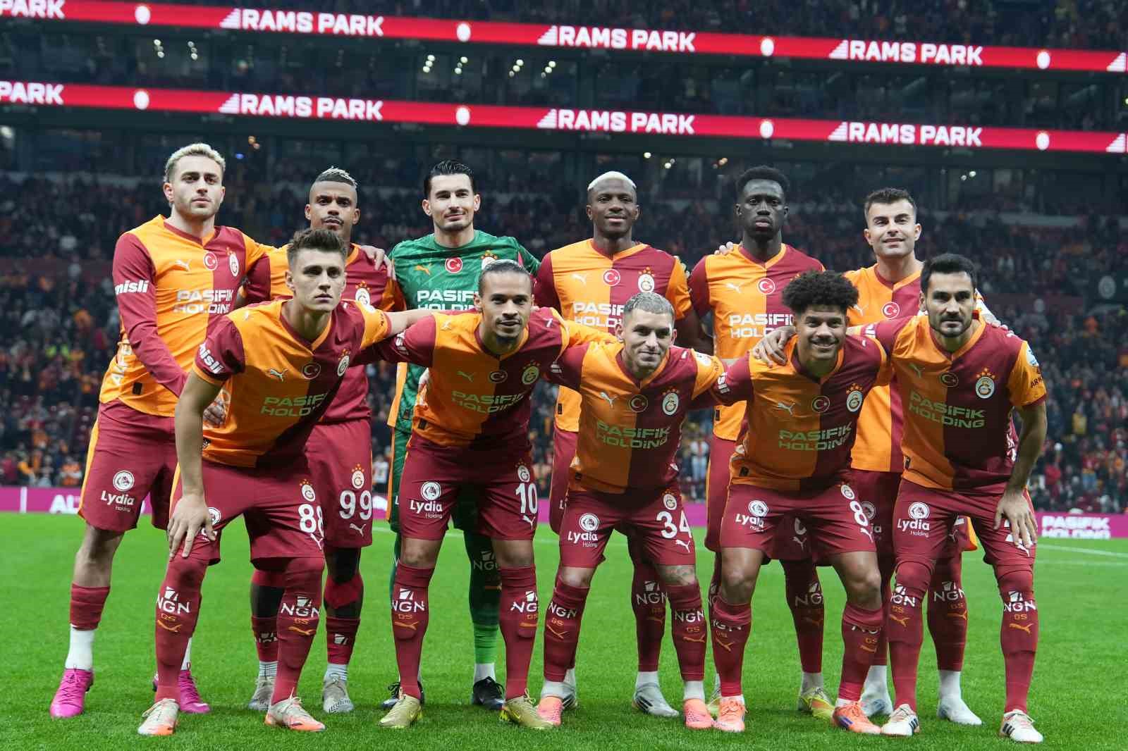 Galatasaray’da Okan Buruk derbinin 11’ini bozmadı
