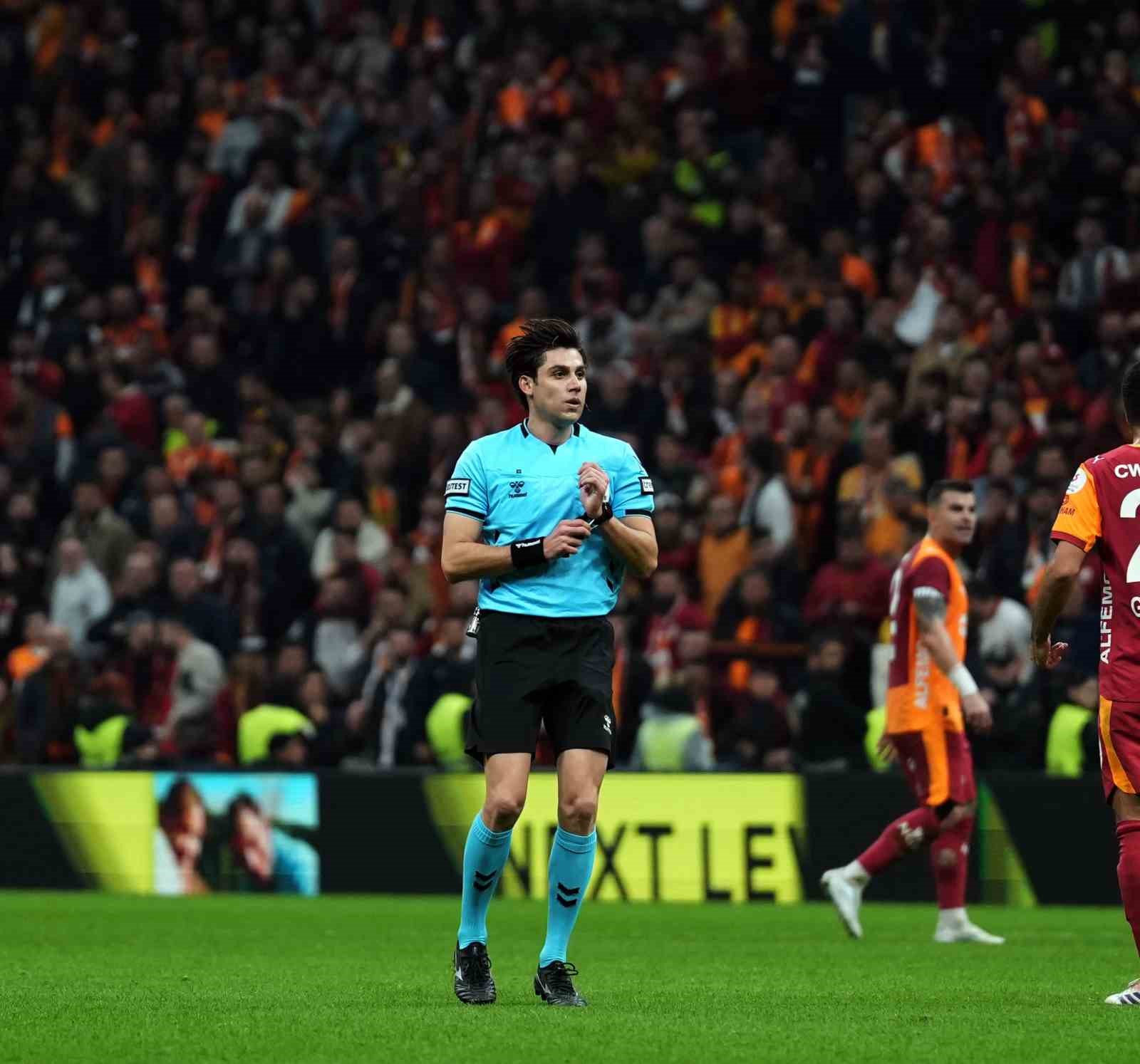 Trendyol Süper Lig: Galatasaray: 2 - Samsunspor: 0 (İlk yarı)
