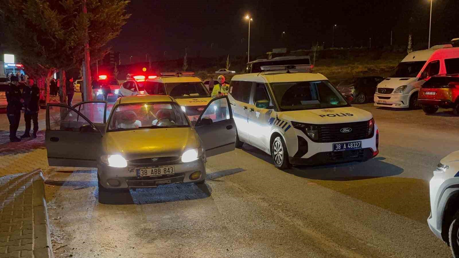 Uygulamada görevli polise çarpıp kaçtılar: 4 gözaltı
