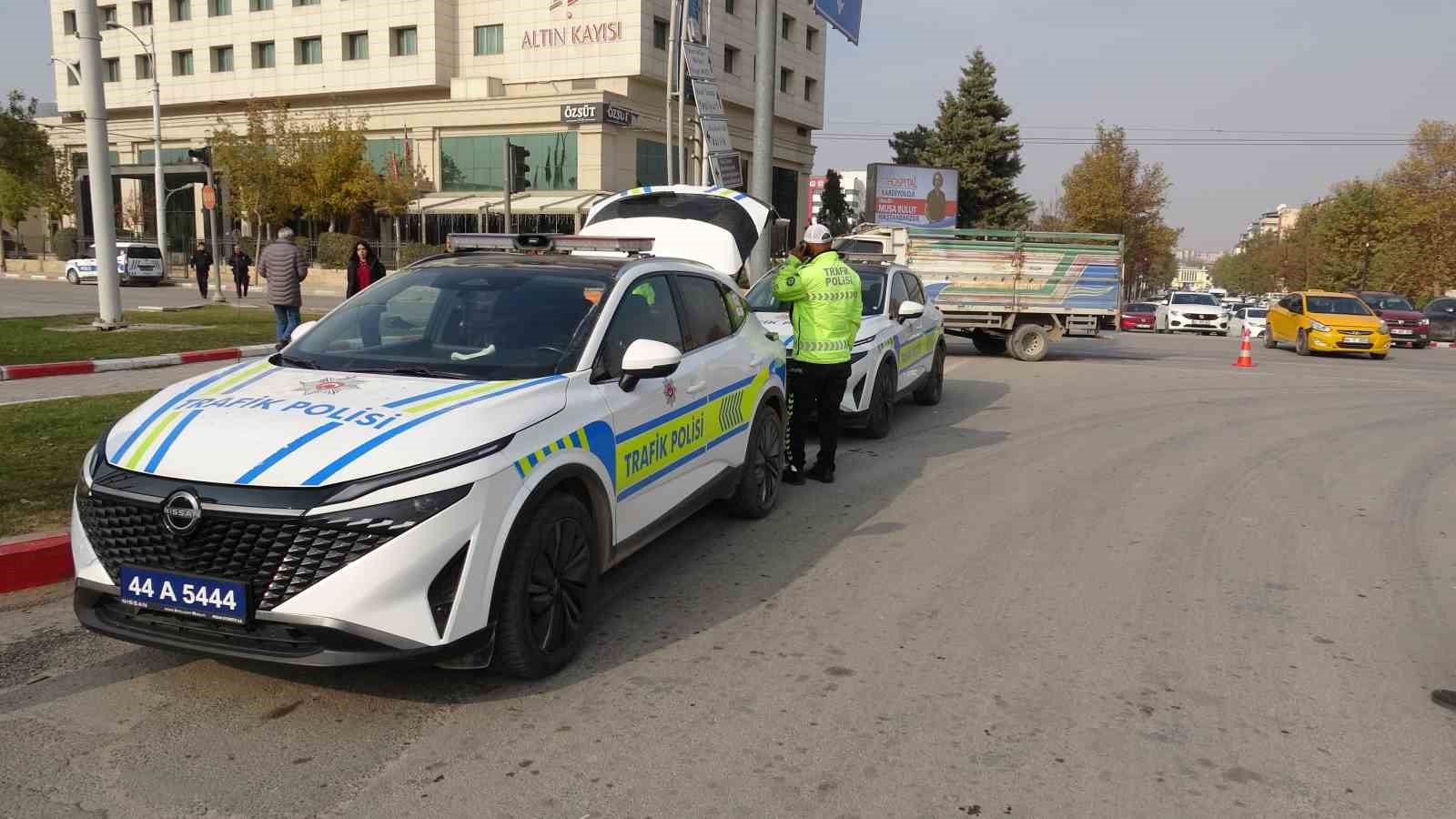 Malatya&rsquo;da kamyonet ile ticari taksi &ccedil;arpıştı: 2 yaralı
