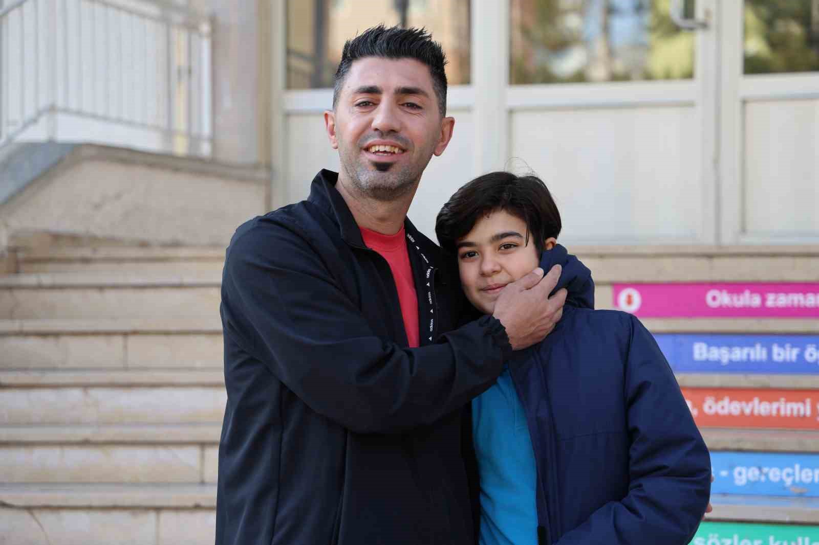 &Ouml;ğrencisinin hayatını Heimlich manevrasıyla kurtardı
