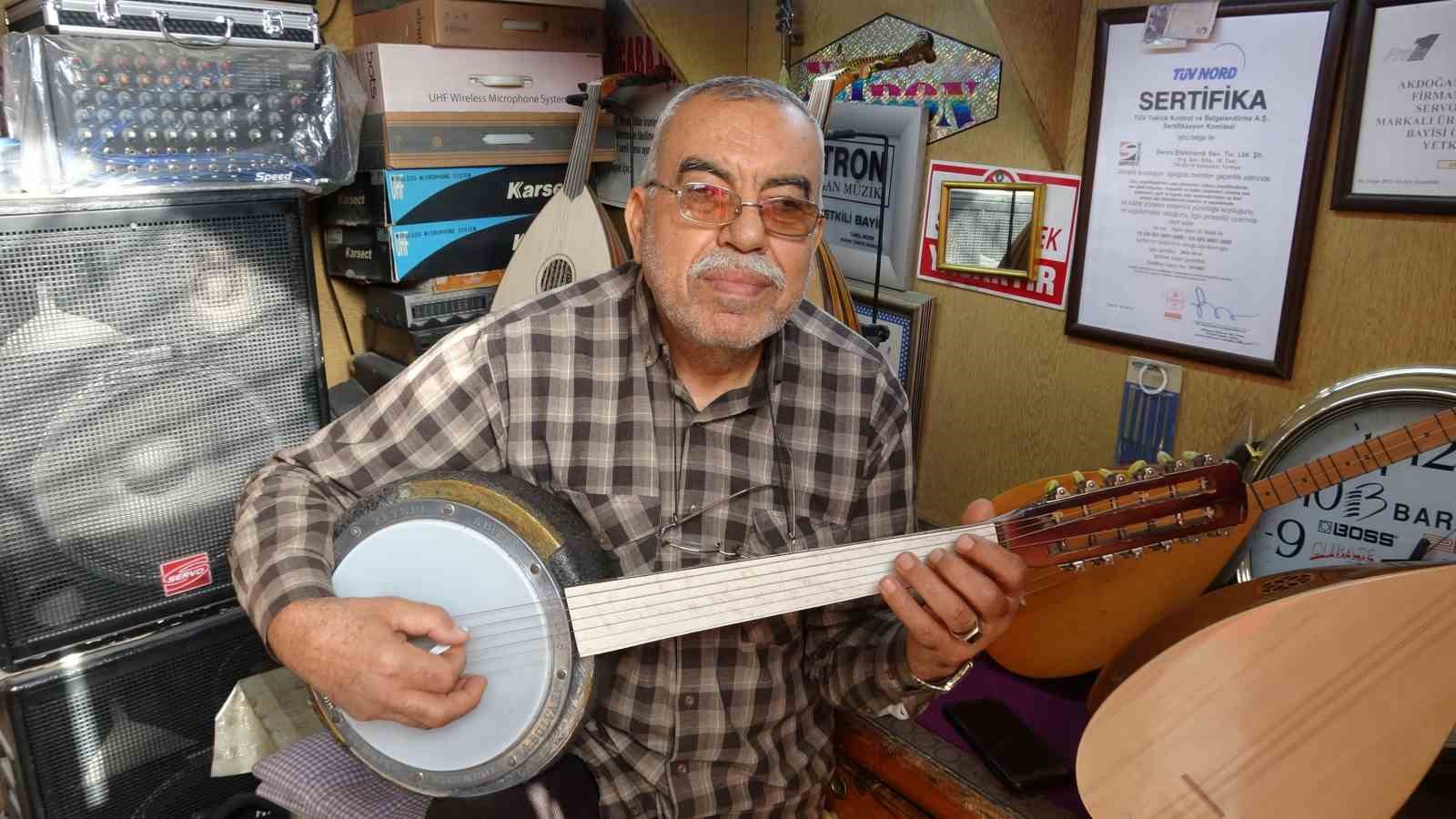 Hediye bağlama ile başlayan m&uuml;zik tutkusu 61 yıldır s&uuml;r&uuml;yor
