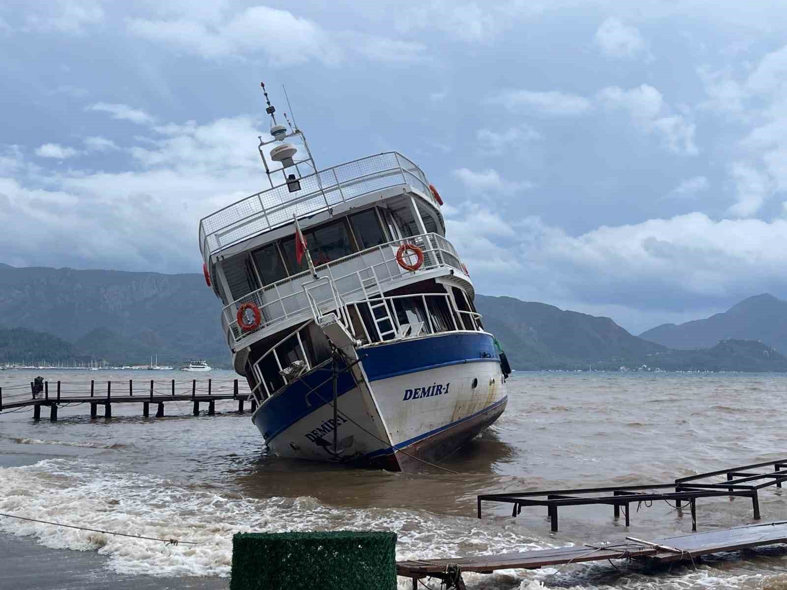 Marmaris’te iskeleye çarpan tekne karaya oturdu
