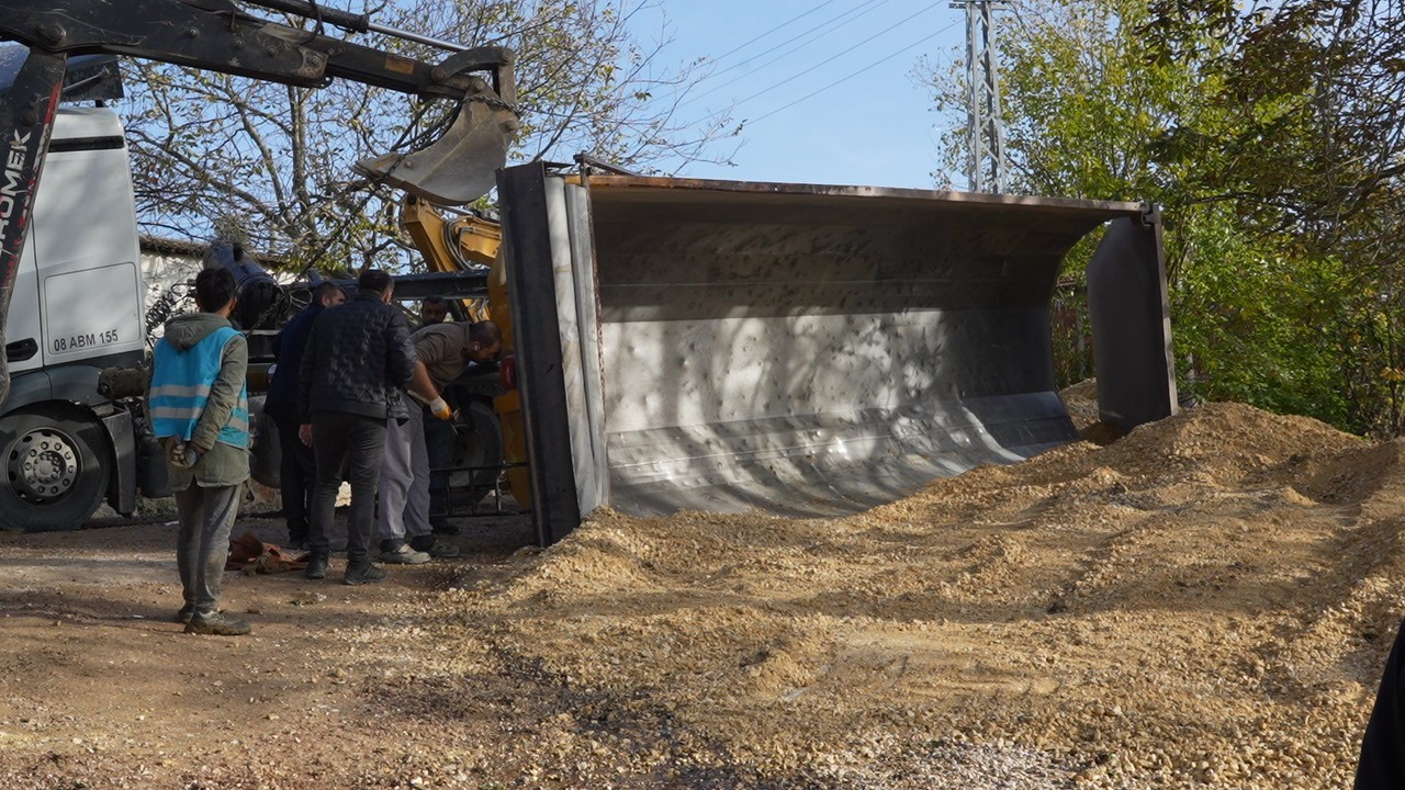 Mıcır y&uuml;kl&uuml; kamyonun damperi devrildi, s&uuml;r&uuml;c&uuml; bayıldı
