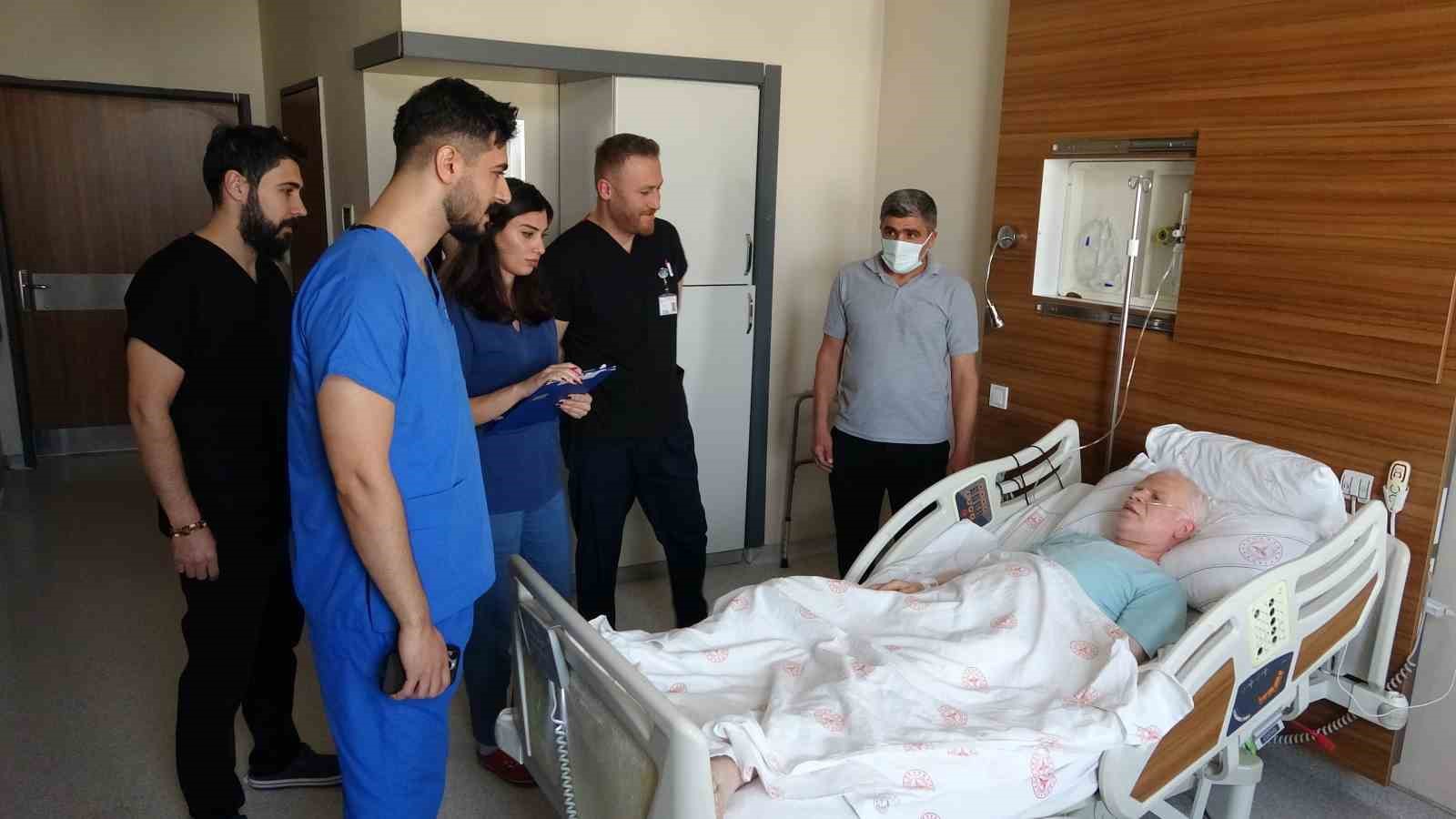 Van’da ölümcül damar yırtığı 15 kişilik ekip tarafından ameliyat edildi