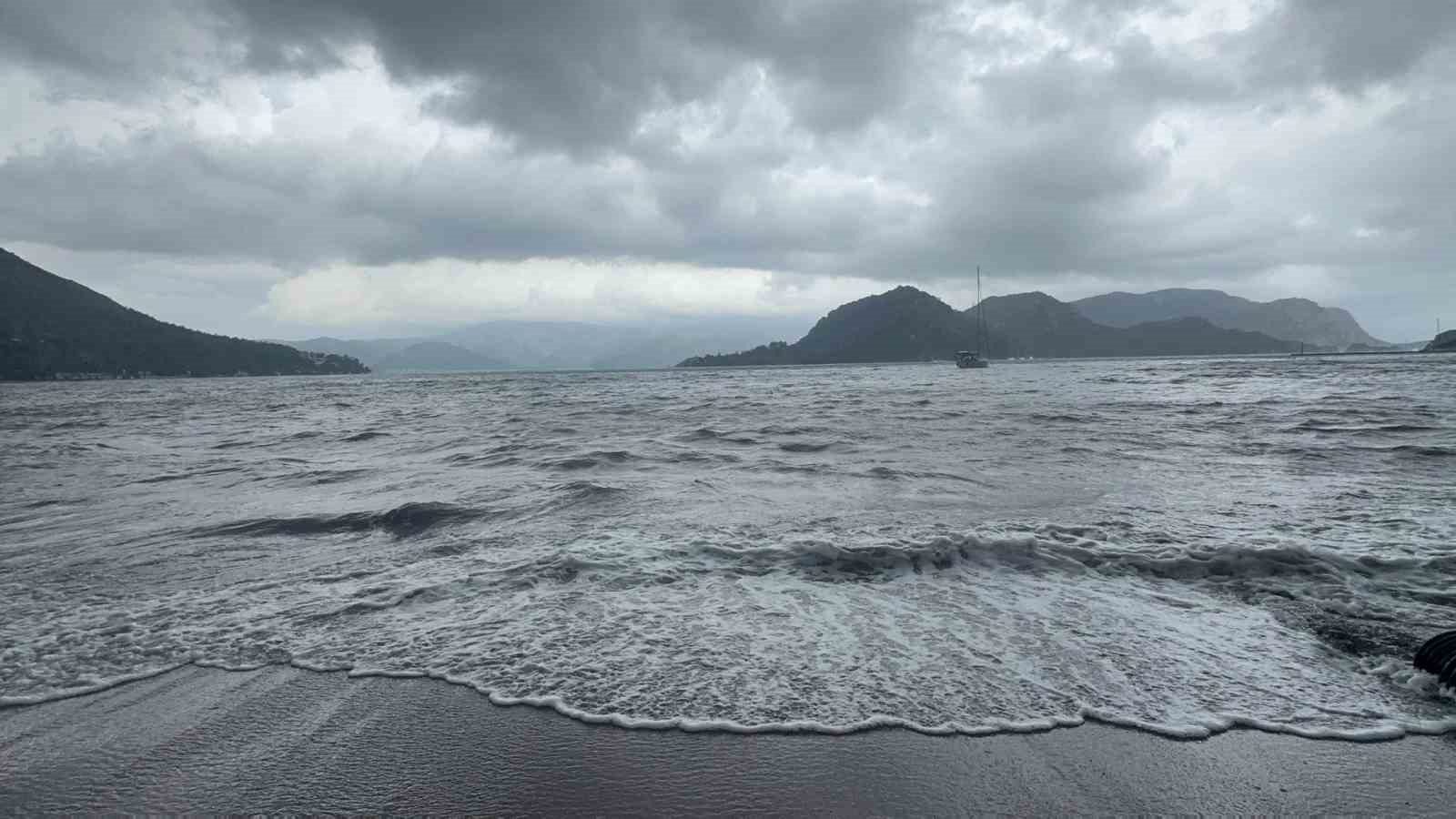 İskeleye &ccedil;arparak karaya oturan tekne i&ccedil;in kurtarma &ccedil;alışmaları başladı
