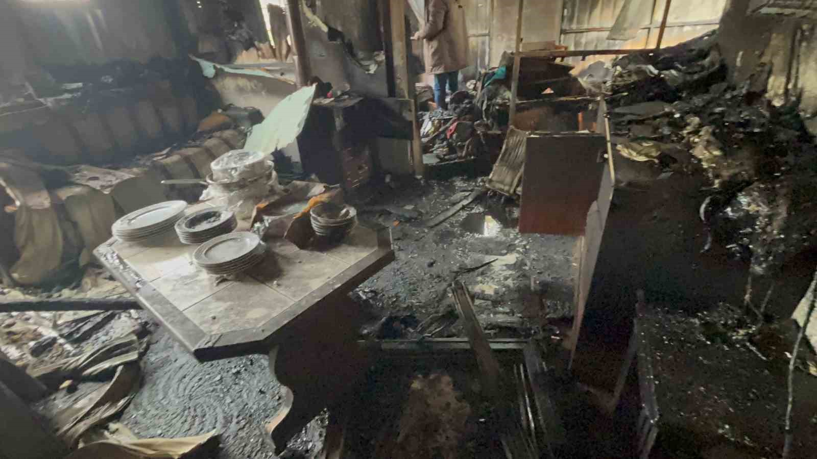 Yangında mahsur kalan yaşlı adam hayatını kaybetti: 2 ay &ouml;nce bacakları ampute edilmiş
