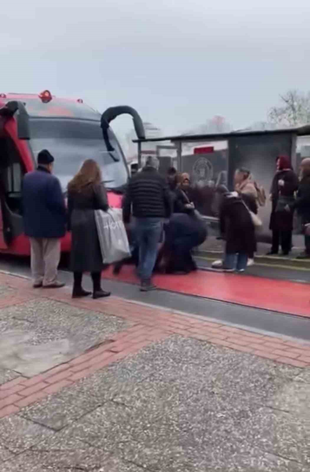 Raylardan ge&ccedil;mek isteyen adama tramvay &ccedil;arptı
