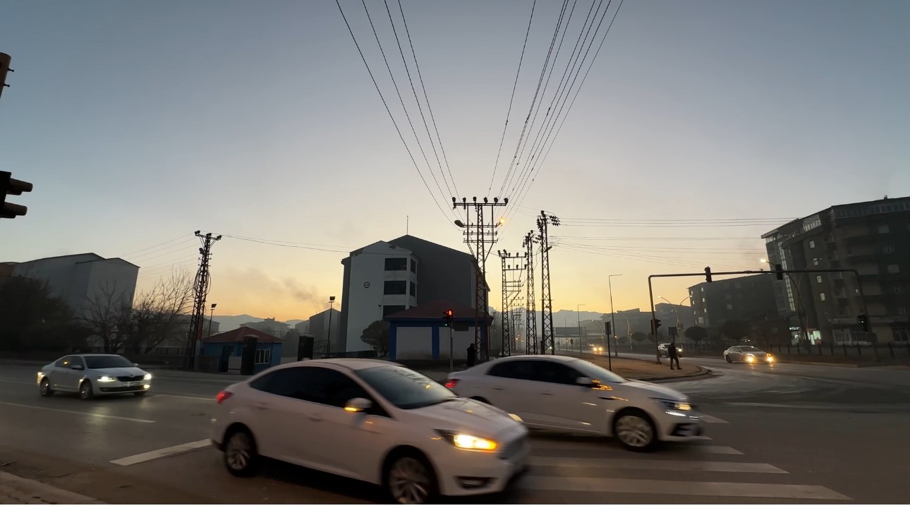 VEDAŞ&rsquo;ın ihmali can ve mal g&uuml;venliğini tehdit ediyor: Y&uuml;ksekova&rsquo;nın kalbi tehlike sa&ccedil;ıyor
