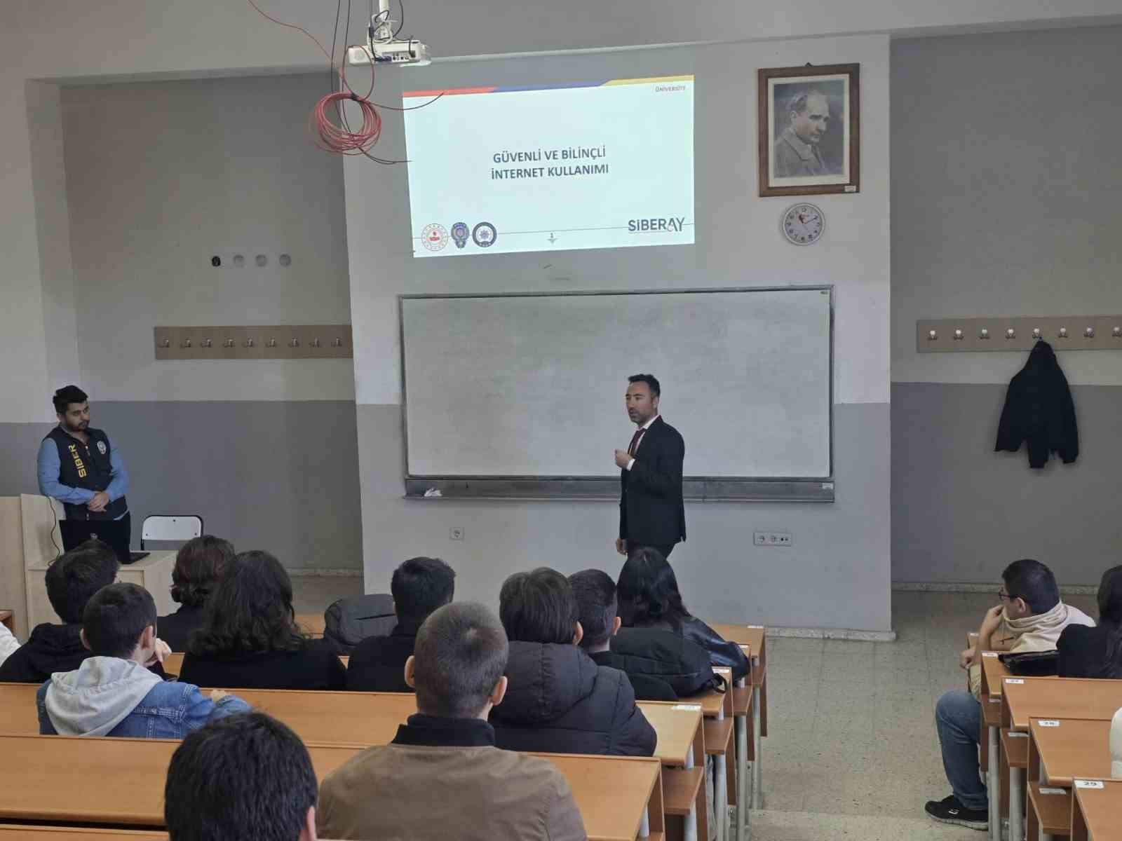 KB&Uuml;&rsquo;de &ouml;ğrencilere internet bilinci ve siber riskler anlatıldı
