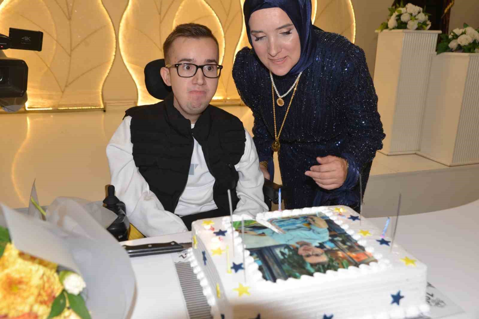 23 yıldır kas hastalığıyla mücadele eden gence düğün gibi doğum günü