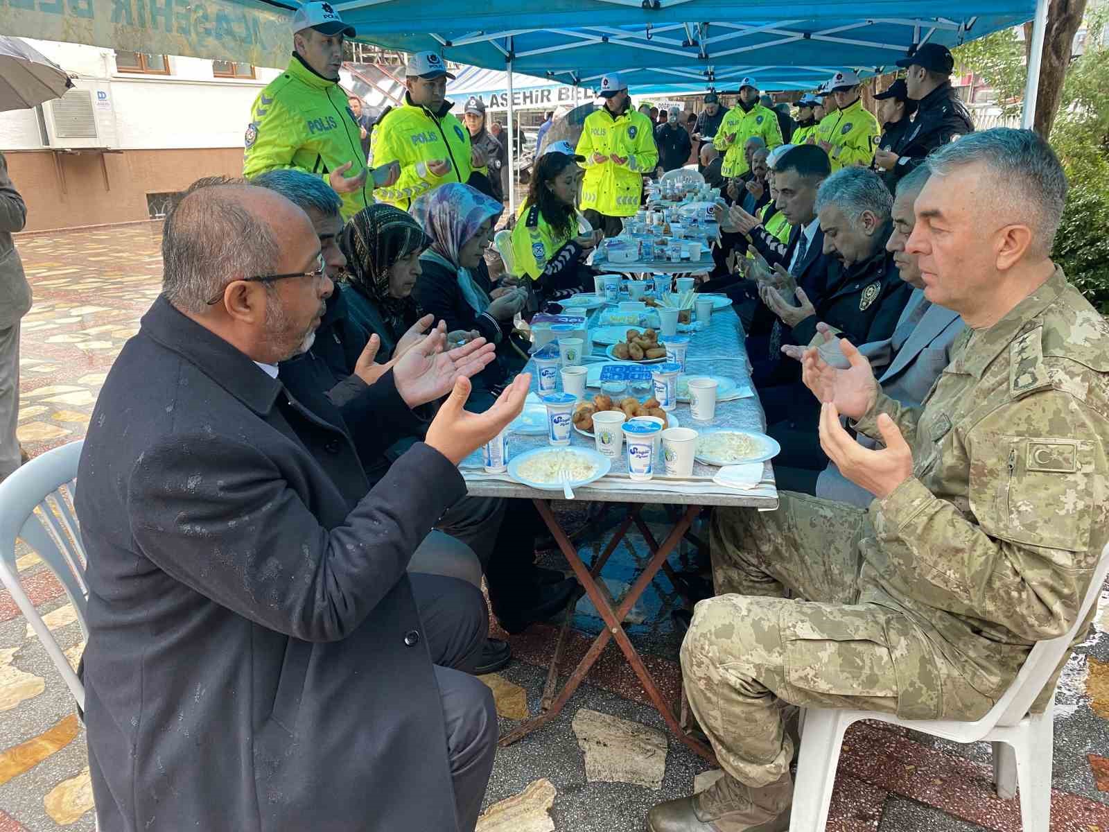 Alaşehir’de şehit olan polis memurları unutulmadı
