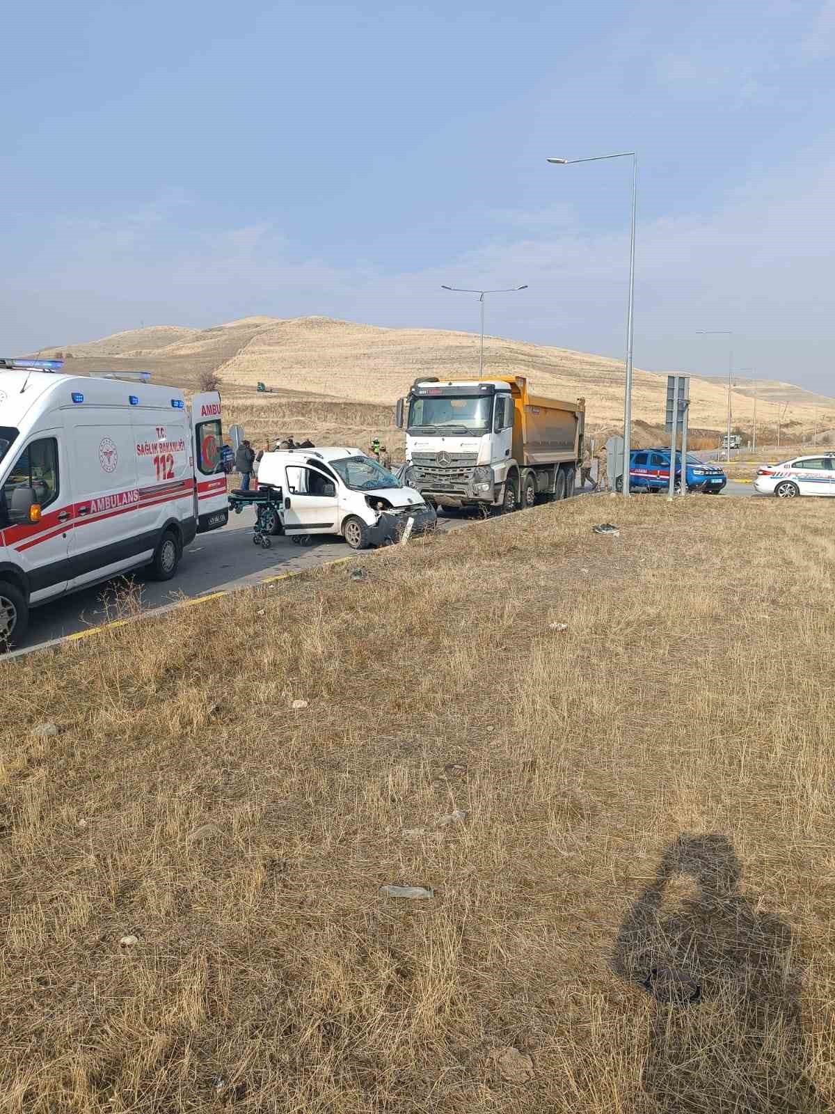 Muş&rsquo;ta iki ayrı trafik kazası: 2 &ouml;l&uuml;, 4 yaralı
