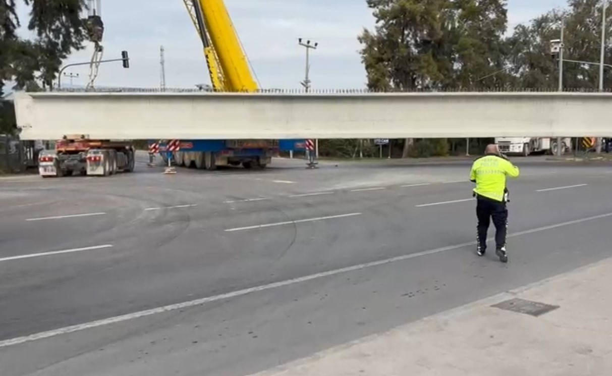 Tonlarca ağırlıktaki beton blok taşıyan tırın tekeri koptu