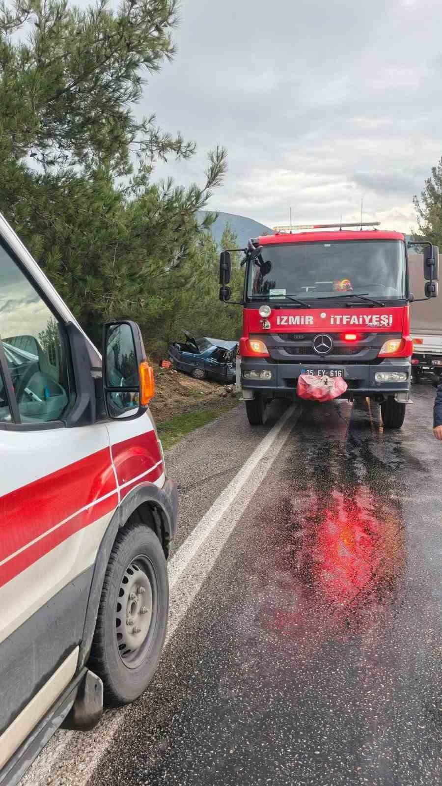 Kamyonetle otomobil &ccedil;arpıştı: 2 &ouml;l&uuml;, 2 yaralı
