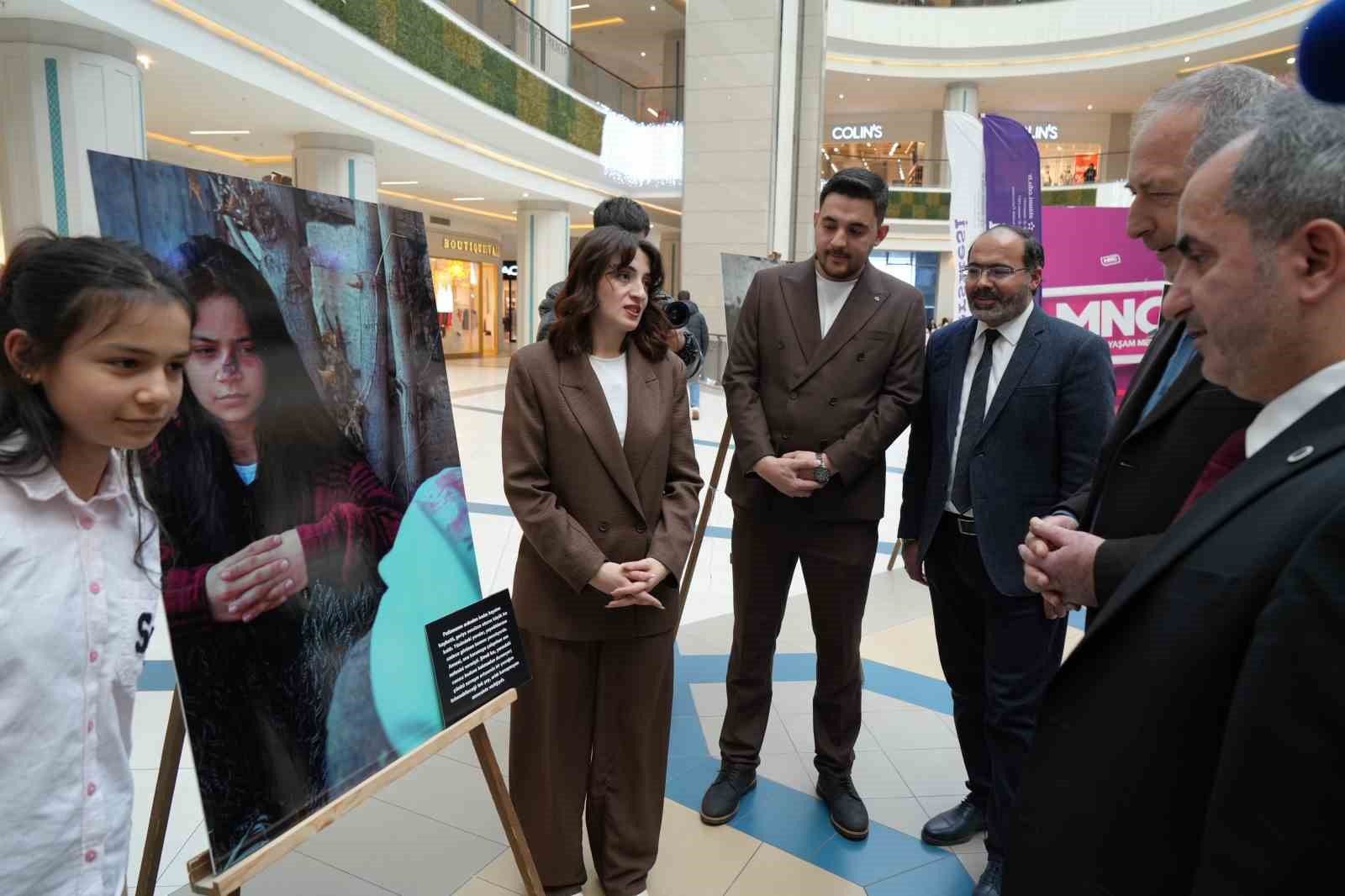 Mezuniyet &ouml;devi i&ccedil;in fotoğraflarla Gazzeli Kadınlar&rsquo;ı anlattılar
