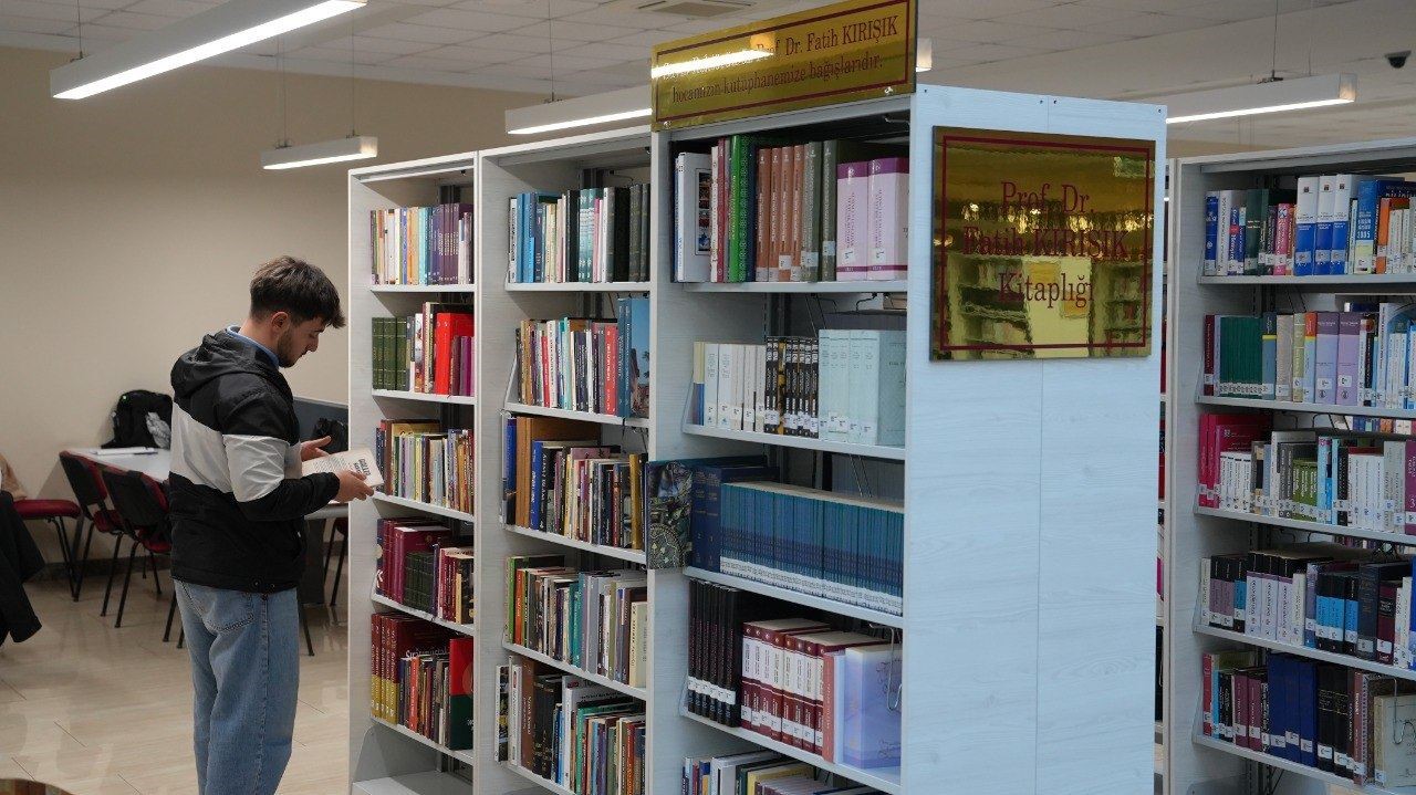 KBÜ Rektörü Kırışık’tan Kamil Güleç Kütüphanesi’ne 600 kitaplık bağış