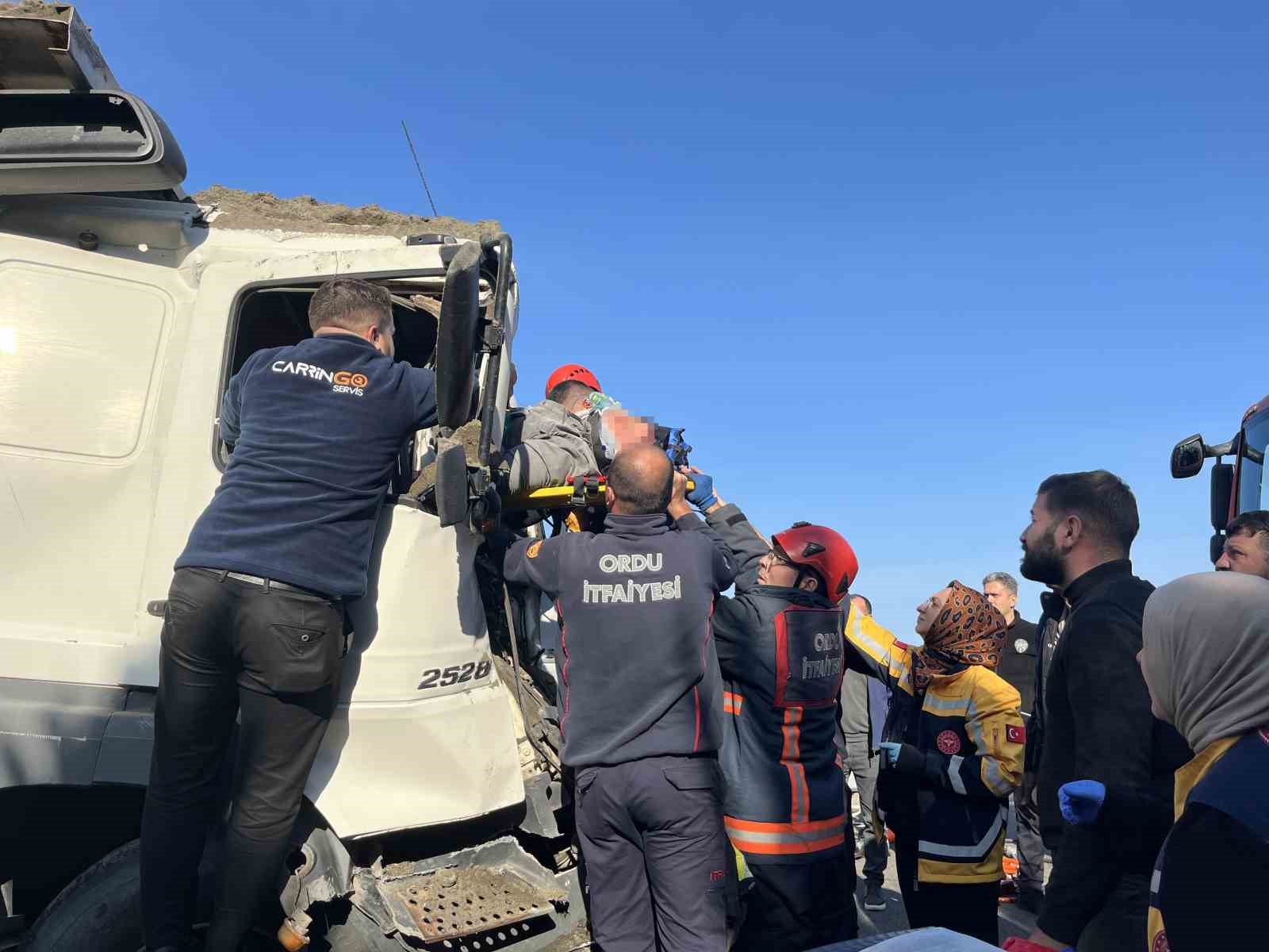 Ordu&rsquo;da tır ile kamyon &ccedil;arpıştı: Ara&ccedil;ta sıkışan kamyon s&uuml;r&uuml;c&uuml;s&uuml; kurtarıldı
