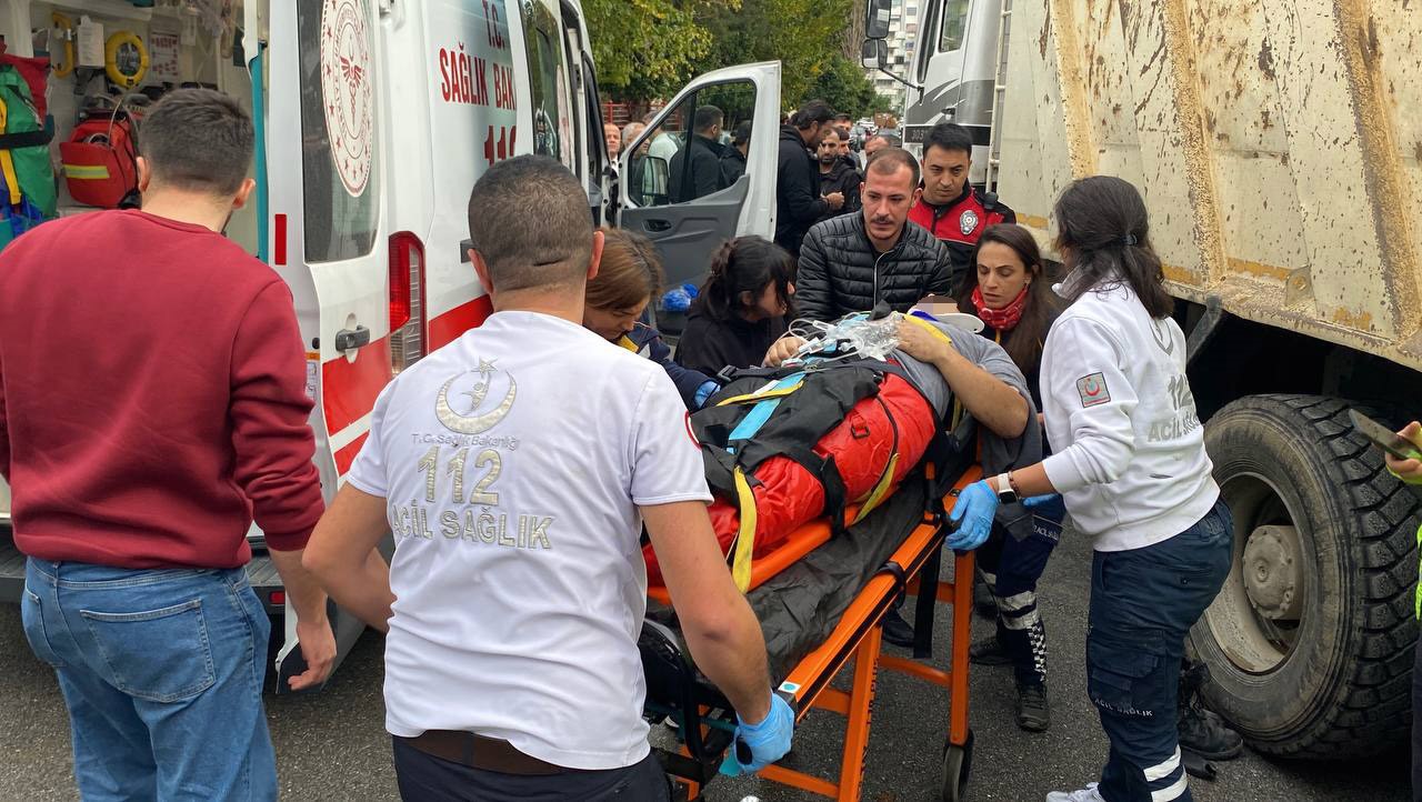 Kamyonun altında kalan motosikletli kurye ağır yaralandı
