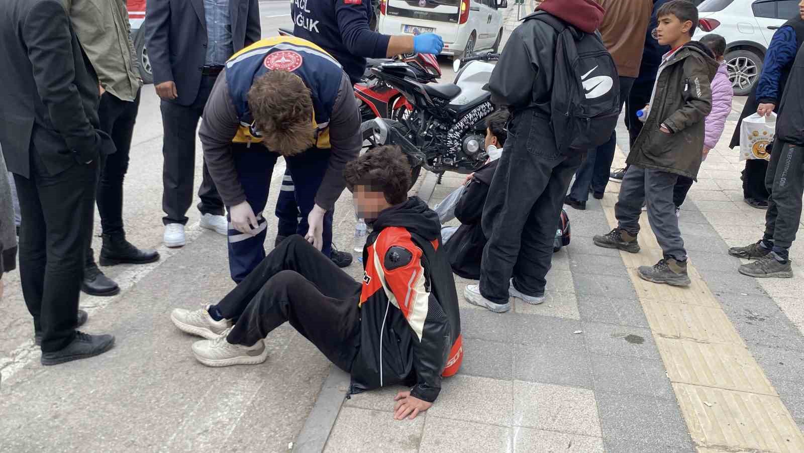 Liseli öğrencilerin motosiklet gezintisi hastanede son buldu: 3 yaralı