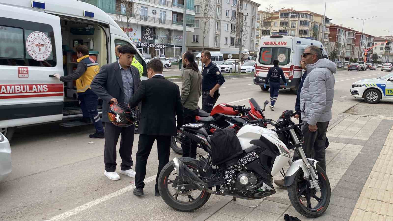 Liseli &ouml;ğrencilerin motosiklet gezintisi hastanede son buldu: 3 yaralı
