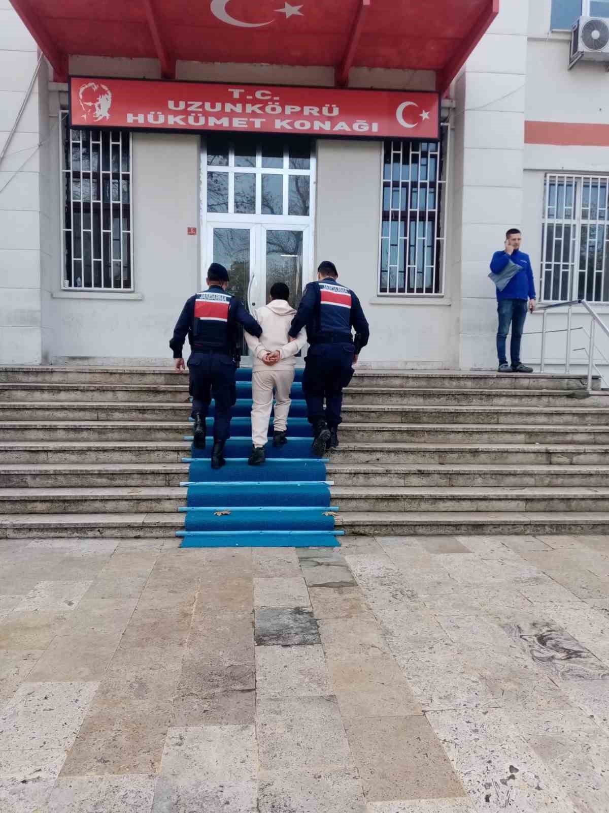 Edirne’de 9 yıl kesinleşmiş hapis cezasıyla aranan firari hükümlü tutuklandı