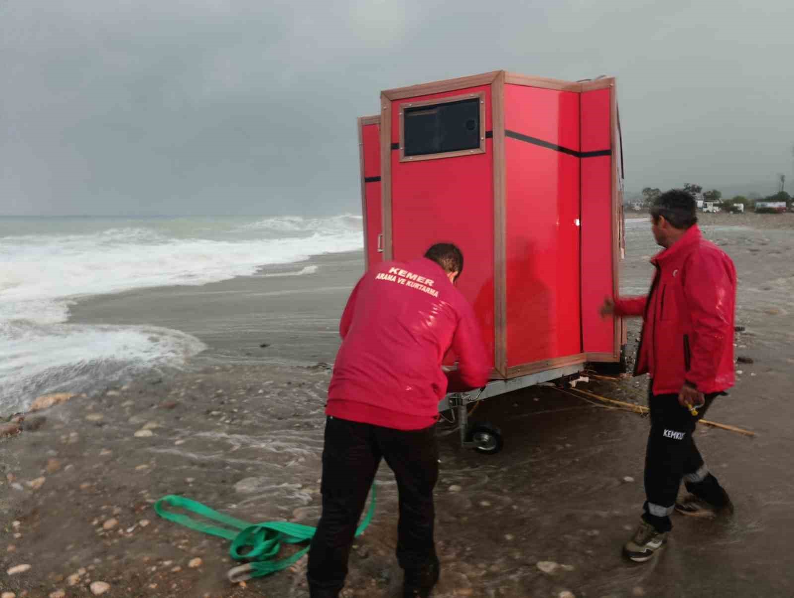 Karavanla denize s&uuml;r&uuml;klenen Rus turistler kurtarıldı
