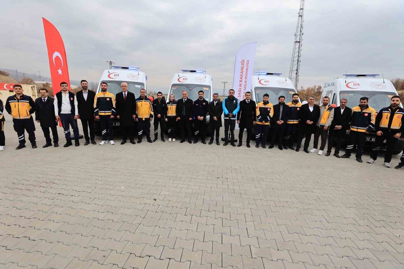 Bing&ouml;l&rsquo;e 5 yeni ambulans ve 2 UMKE aracı tahsis edildi
