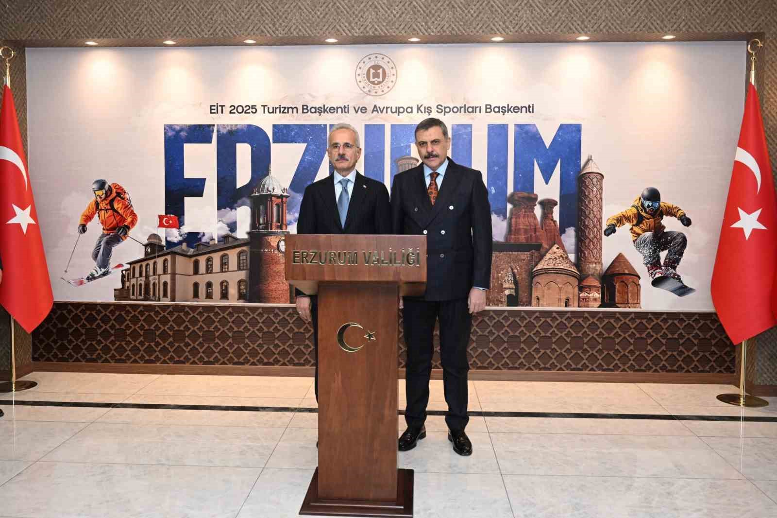 Ulaştırma ve Altyapı Bakanı Uraloğlu: "Erzincan-Erzurum-Kars tren hattı et&uuml;t proje &ccedil;alışmaları devam ediyor"
