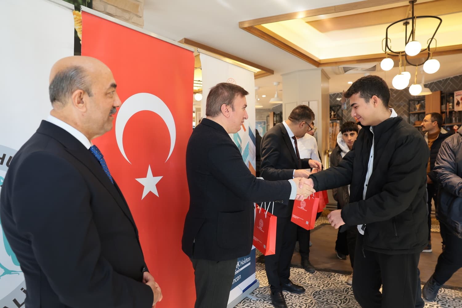 ‘Biz Bir Aileyiz’ Projesinde öğrencilerle buluşma