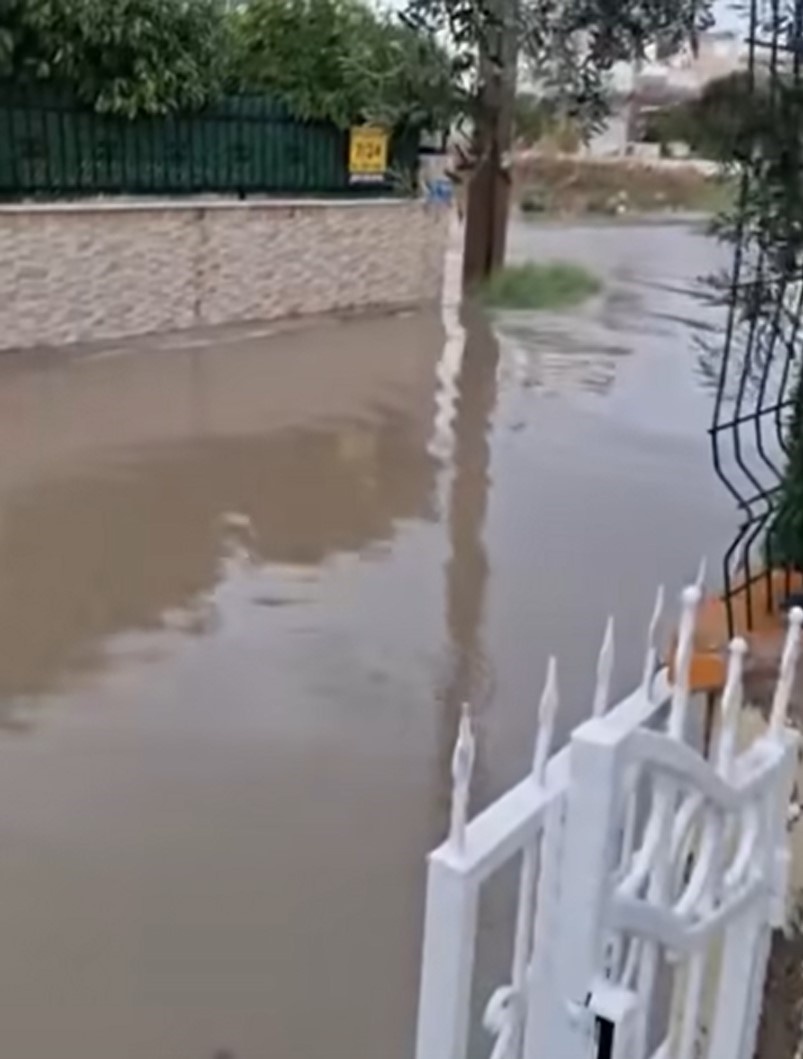 Didim&rsquo;de sağanak yağmur etkili oldu
