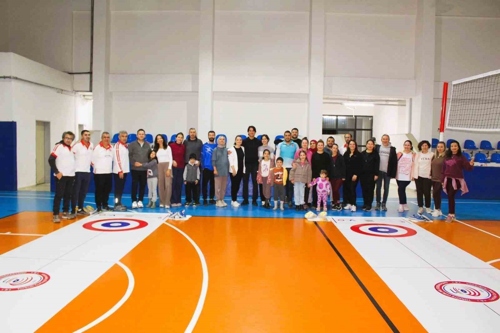K&ouml;yceğiz&rsquo;de &ouml;ğretmenler Floor Curling Turnuvasında yarıştı

