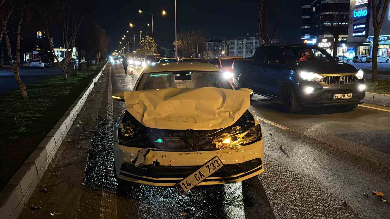 Bolu&rsquo;da D-100&rsquo;de iki otomobil &ccedil;arpıştı: 2 yaralı
