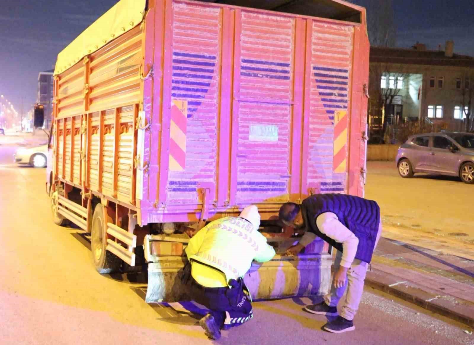 Ehliyetsiz s&uuml;r&uuml;c&uuml; &ccedil;ekme belgeli kamyonetle yakalandı: 46 bin 621 lira ceza
