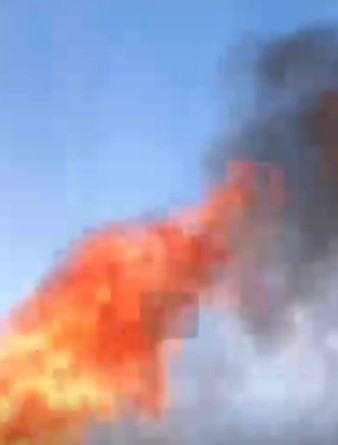 Belediye &ouml;n&uuml;nde kendini yaktı
